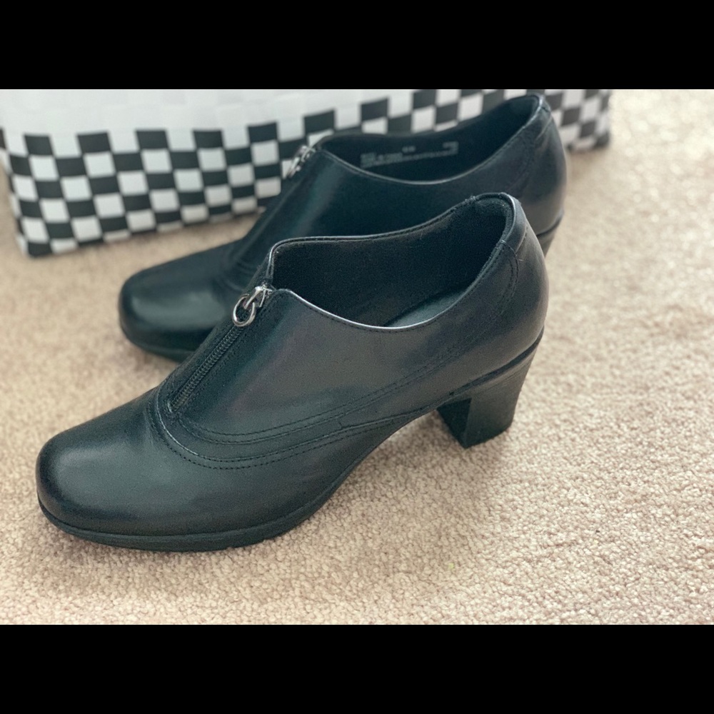 Clark’s Zip Up Practically Nwt - image 1